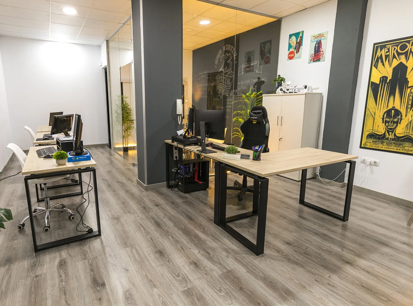 Puestos de trabajo en la oficina de Sumur Digital
