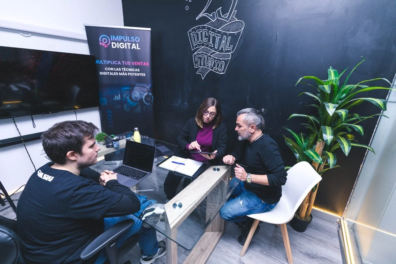 Equipo de Sumur Digital trabajando en una reunión de proyecto web