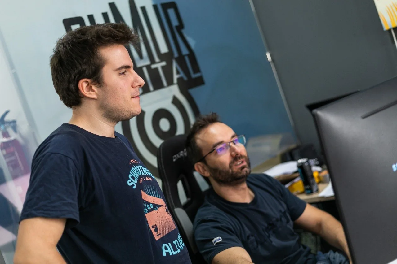Equipo de Sumur Digital trabajando en diseño y desarrollo